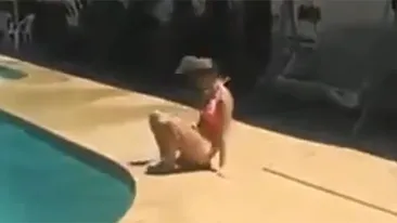 O clipă de distractie s-a transformat intr-o tragedie! Cum a reusit o blondă să-şi rupă ambele picioare dintr-un gest prostesc