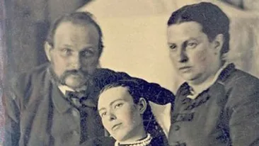 Cel mai socant obicei funerar! Copii minori care se pozeaza cu cadavrele fratiorilor si mame care isi tin pruncii morti in brate