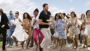 Hugh Jackman da tonul la distractie! A prins 150 de oameni in dansul lui
