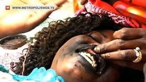 Tratament de înfrumuseţare dureros din Senegal! Femeile îşi tatuează gingiile în negru pentru a avea un zâmbet seducător!