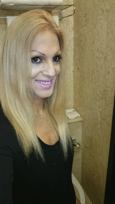 Ţi-l mai aminteşti pe transsexualul Naomy? A devenit o adevărată bombă sexy