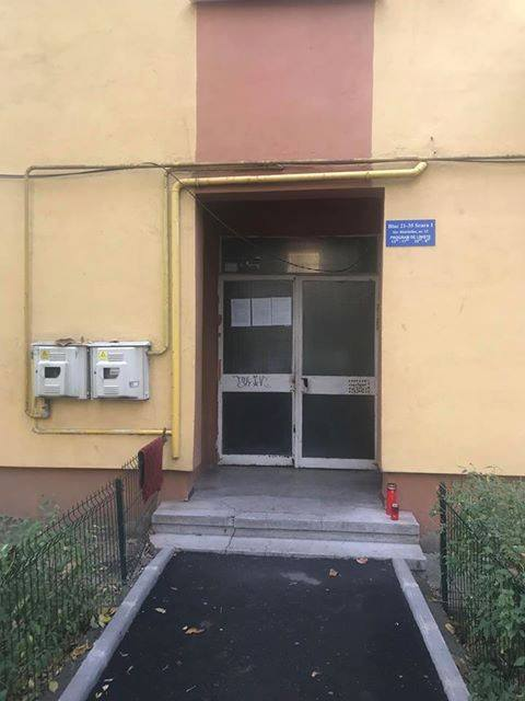 Oamenii au aprins lumânări și la intrarea în bloc