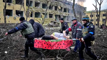 Dramele războiului. Femeia însărcinată, scoasă pe targă din maternitatea bombardată din Mariupol, a murit