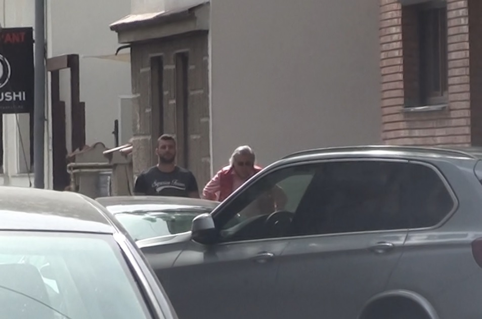 Ilie Năstase, în timp ce ieșea din restaurant