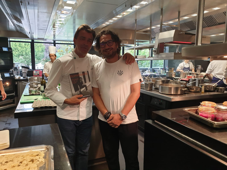 Cartea lansată de chef Florin Dumitrescu,”Românește. Punct și de la capăt”, a ajuns la Paris!
