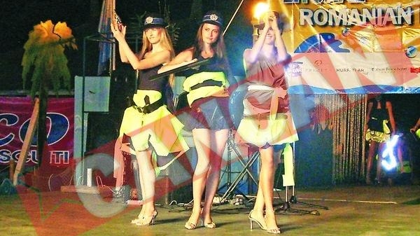 Sexy politiste pe litoral