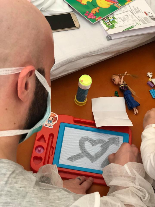 Codin Maticiuc și Mihai Bendeac au vizitat copiii bolnavi de cancer dintr-un spital: „De la doi păcătoși, acum, în Săptămâna Mare transmitem sănătate”