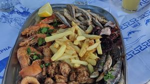 Câți euro au plătit doi turiști români pe acest platou cu fructe de mare, într-o tavernă din Halkidiki