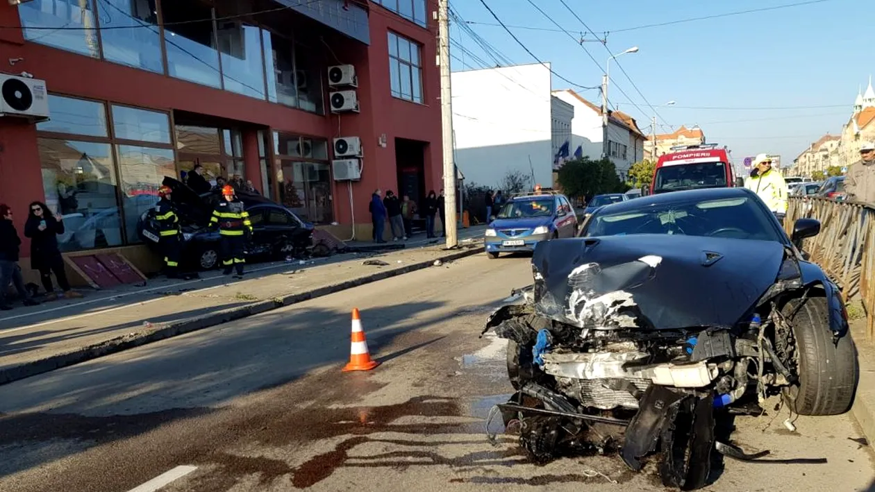 Grav accident în Timișoara, pe strada Iuliu Maniu. Două persoane au fost transportate la spital