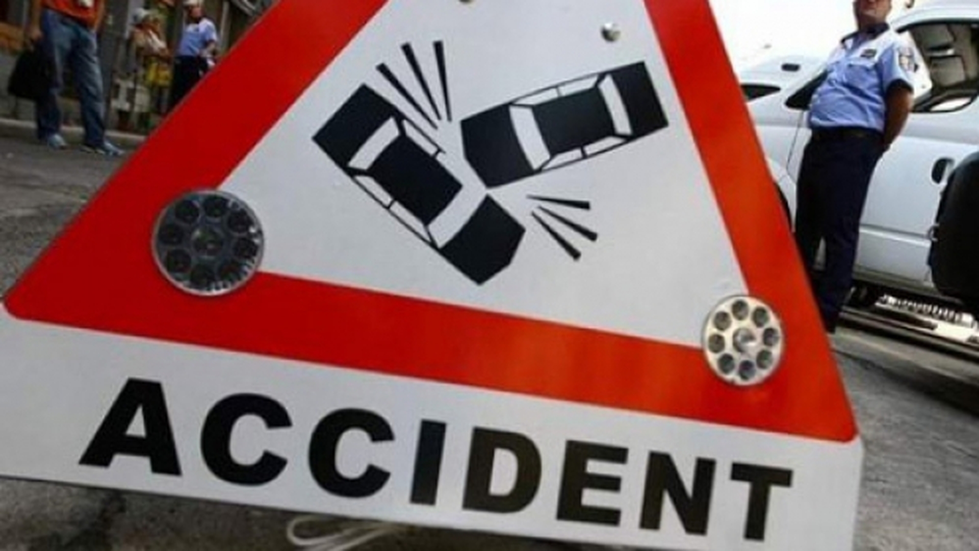 Accident incredibil în Capitală! Un şofer cu alcoolemie foarte mare a intrat într-un tramvai