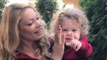 VALENTINA PELINEL şi-a făcut apariţia pe plajă la un de când l-a adus pe lume pe MILAN! Cât de mult a crescut micuţul