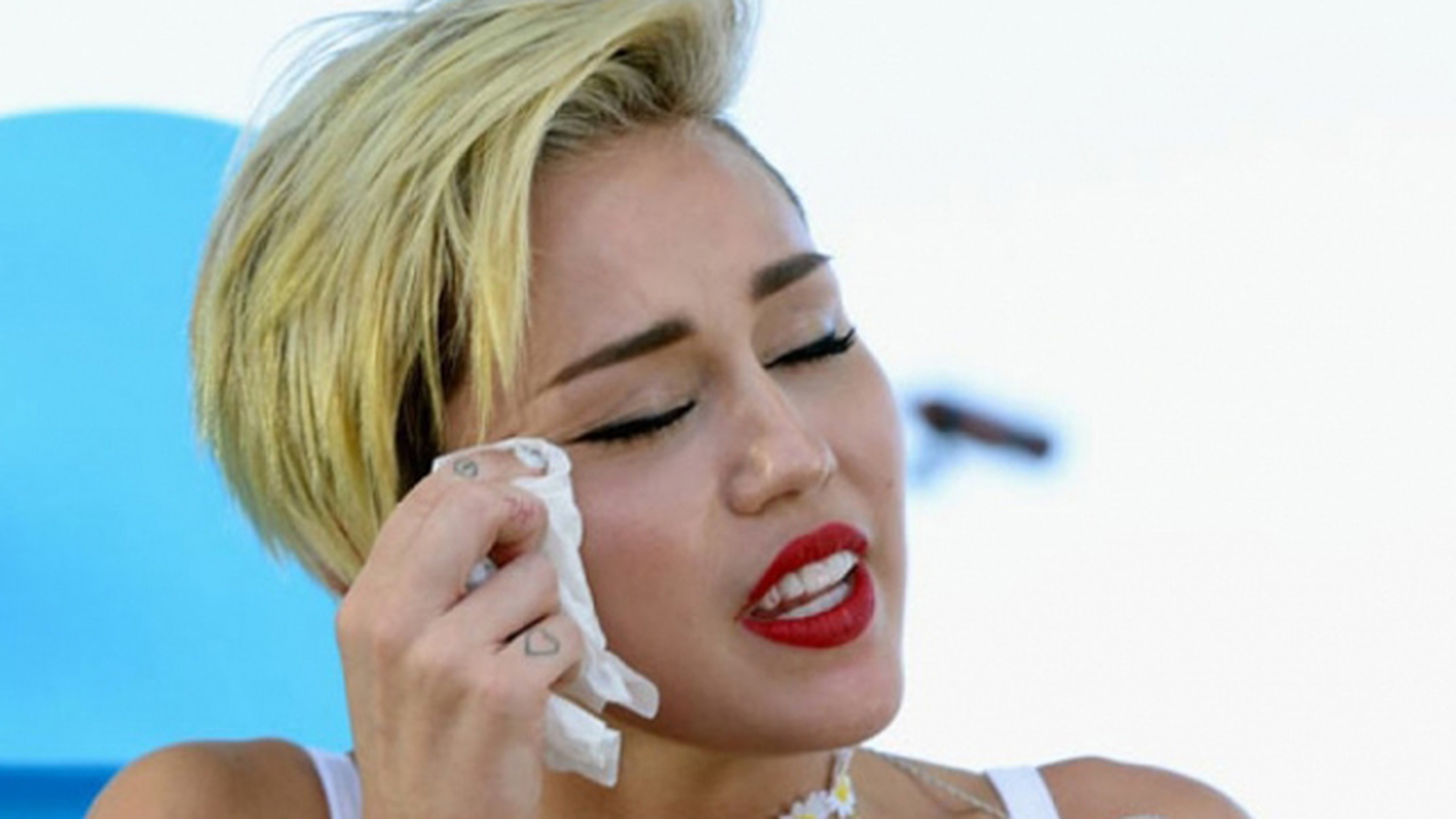 Miley Cyrus, DEVASTATA! "Sunt distrusa! Iubitul meu Floyd a murit!"