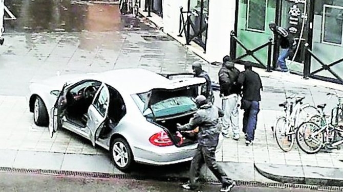 Au luat un ostatic si 100.000 de euro