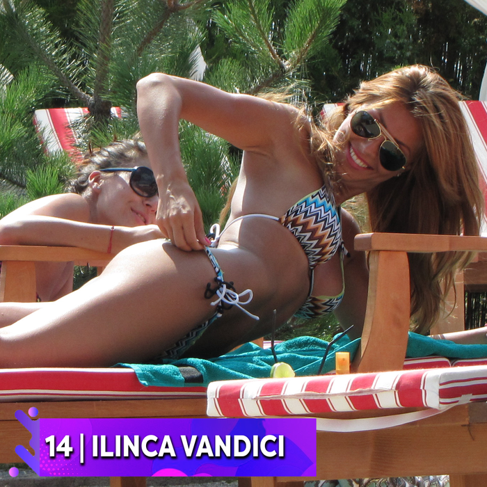 Top 40 cele mai “neastâmpărate” sexy-vedete pe plajă! Nimeni nu se mai “joacă” așa cum o fac ele cu slipul de la costumul de baie