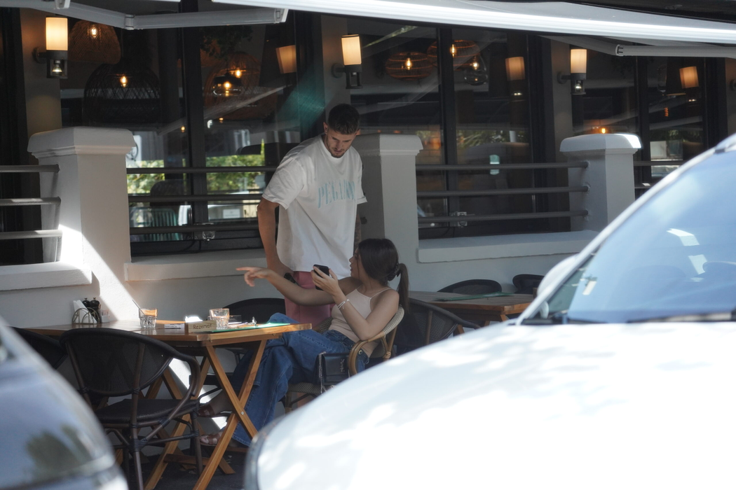 Alex Delea pornește către baia cafenelei, lăsând-o pe Elena Chiriac la masă / (Sursa: CANCAN.RO)