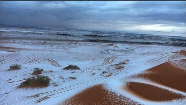 Fenomen bizar în Arabia Saudită! Deşertul a fost acoperit de zăpadă, deşi temperaturile din zonă nu scad, în mod normal, sub 20 de grade Celsius!