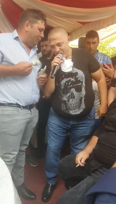 Nicolae Guță și Armin Nicoară, în mijlocul invitaților la o nuntă în Potcoava unde nu s-a ținut cont de nicio măsură împotriva noului coronavirus. S-au dat amenzi de 125.000 de lei