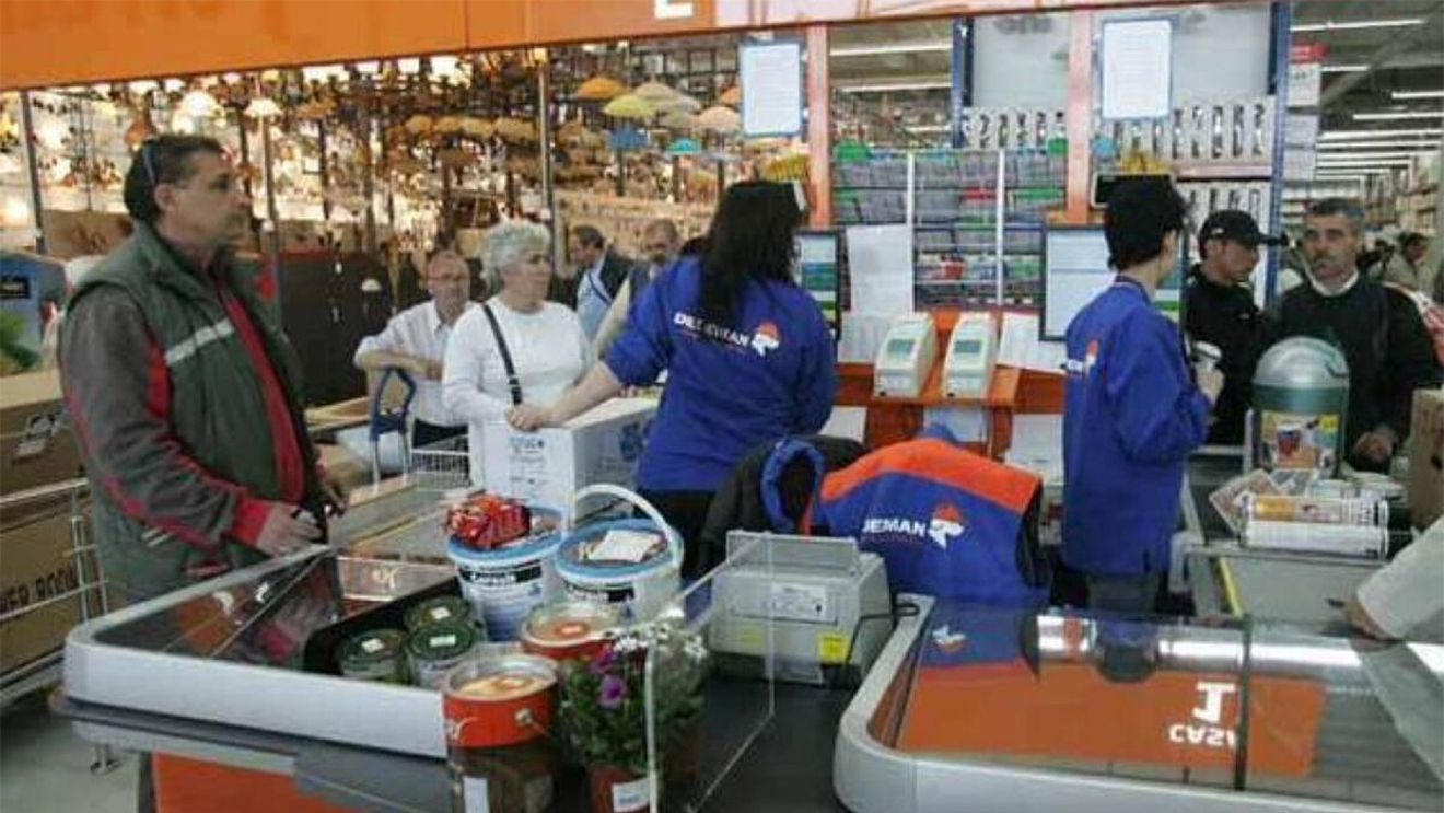 Ce salarii sunt la Dedeman România, de fapt. Câți lei câștigă lunar un casier și un manager