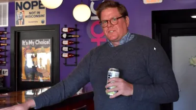 Localul american care promitea bere gratis la moartea lui Donald Trump își pierde licența. Proprietarul protestează: „Vor trebui să mă scoată cu forța”