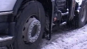 Un TIR a derapat si s-a izbit de un pom, in judetul Hunedoara