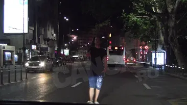Scene incredibile in centrul Bucurestiului! Cum au reactionat politistii locali atacati de “vampirul” din mijlocul strazii!