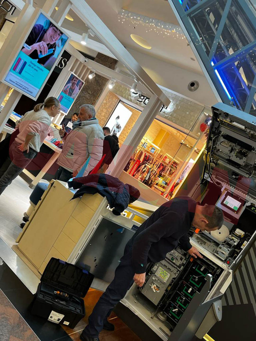Întâlnire de gradul zero într-un mall din nordul Capitalei. Cum a fost surprins Ilie Năstase. FOTO EXCLUSIV