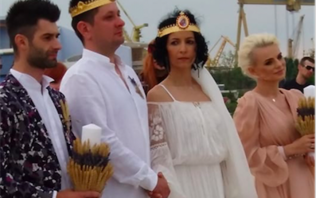 OCTAVIAN STRUNILĂ şi OANA BOTEZ, cununaţi de un preot exclus din BOR! Nunta oficiată pe plaja din 2 Mai, nerecunoscută de nicio biserică ortodoxă