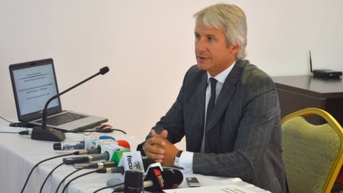 Ministrul “Casanova” s-a harjonit intr-o parcare cu o tinerica agatata in club! Totul s-a intamplat in zori de zi!