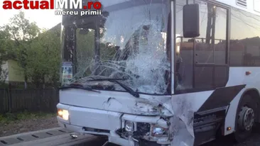 Accident grav intre un autobuz cu muncitori si un autoturism. Doua femei au MURIT