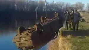 Au scos o maşină dintr-un râu, după ce a stat mult timp abandonată, iar ce a urmat i-a lăsat mască pe toţi! Ce se afla în interiorul ei