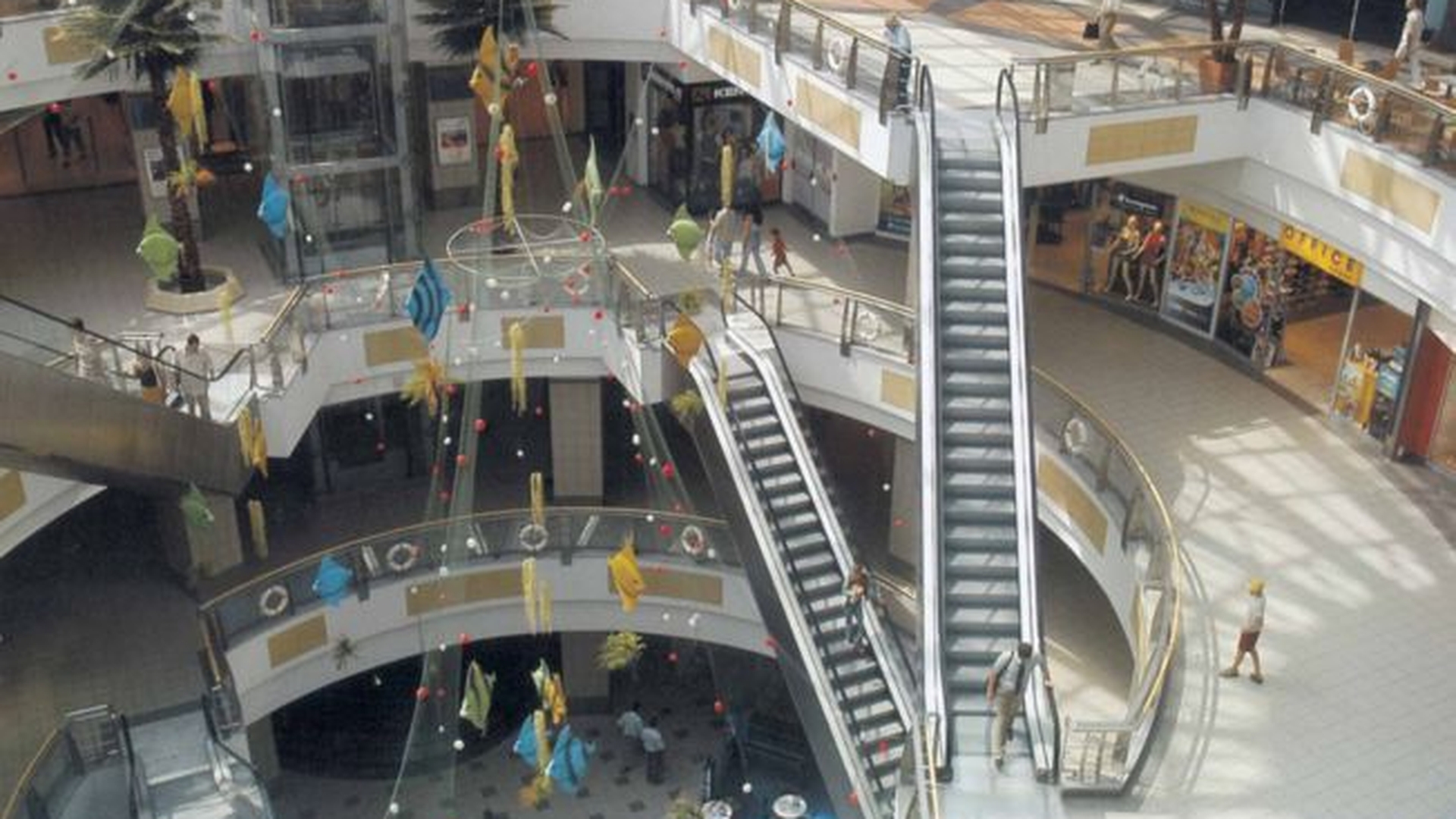 O femeie a căzut de la înăltime în mall-ul Plaza! A murit la spital