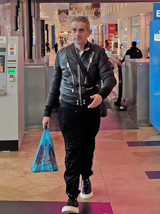 Gesticula în timp ce se plimba prin mall