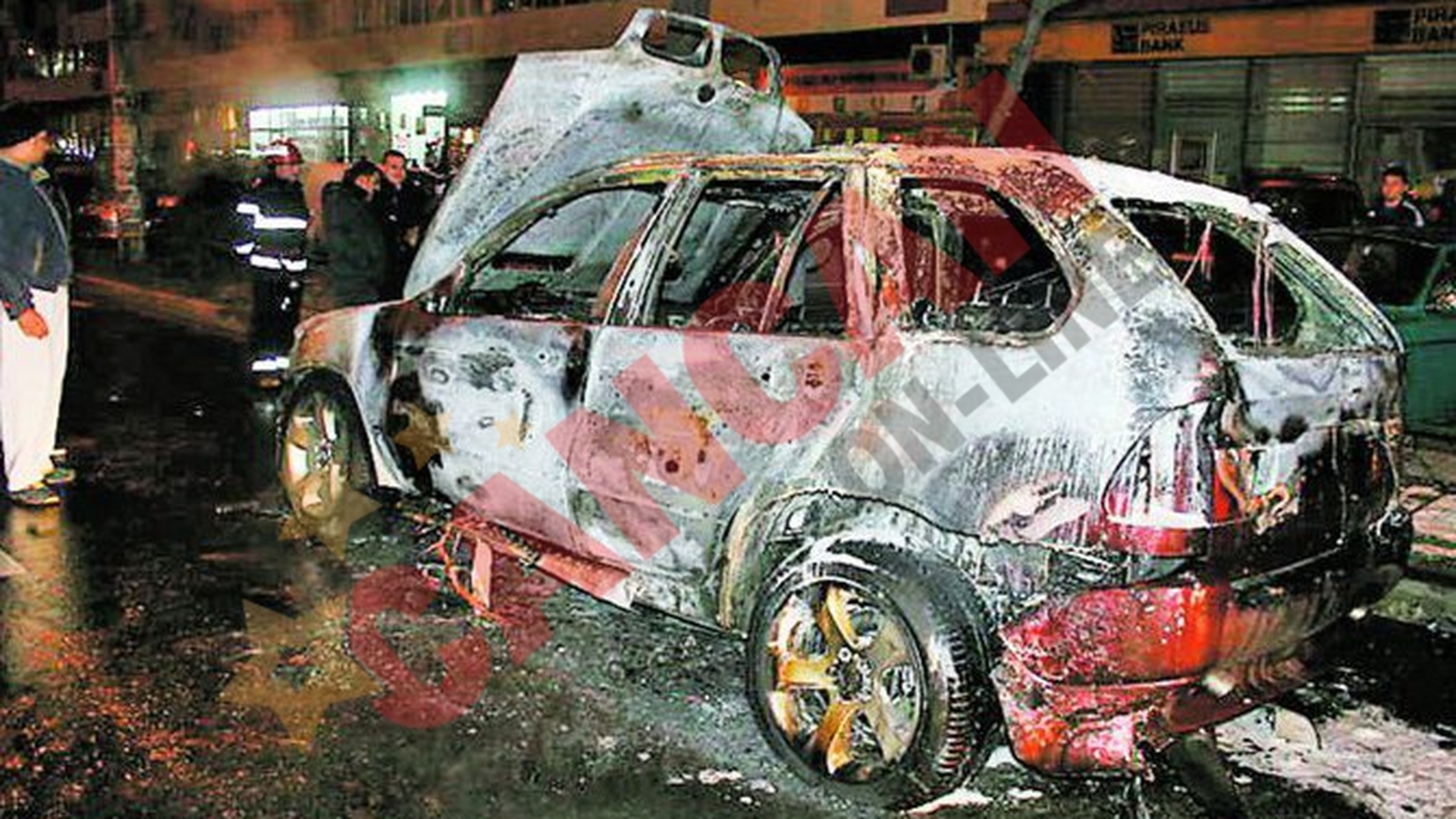 Nervos ca bolidul sau de 40.000 de euro a fost mistuit intr-un incendiu, un barbat din Capitala a sarit sa bata un politist