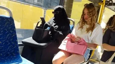 Fotografia unei femei cu fața ascunsă sub vălul islamic, într-un autobuz, virală pe internet. Controversele stârnite de imagine