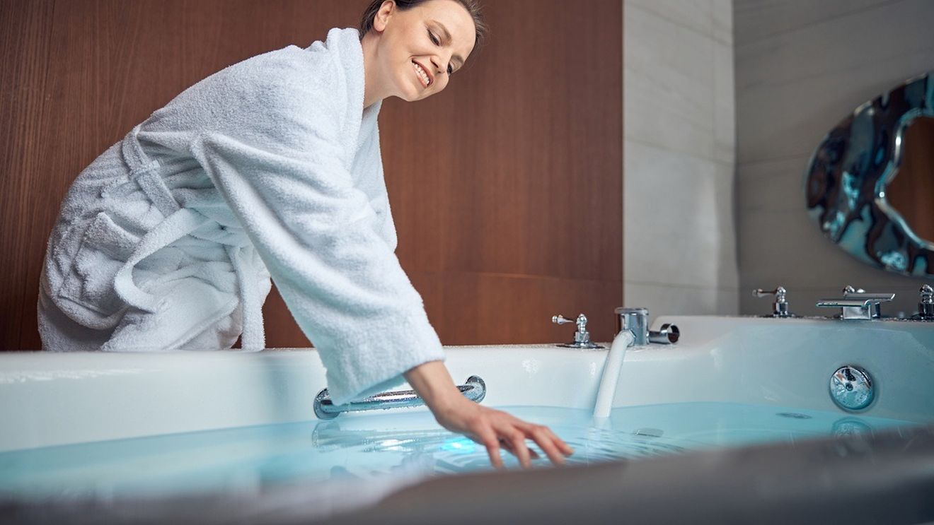 De ce renunță multe hoteluri la ușile de la baie. Turiștii sunt din ce în ce mai revoltați