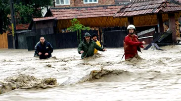 O nouă avertizare COD ROŞU de inundaţii! Două persoane şi-au pierdut viaţa, după ce au fost luate de viituri