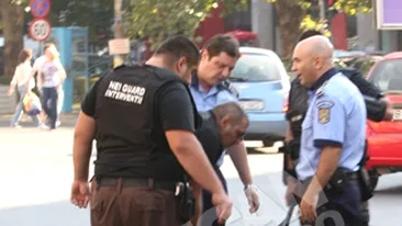 Arestare spectaculoasa in intersectia de la Piata Romana: politistii, bodyguarzii si jandarmii s-au chinuit o jumatate de ora sa-l salte!