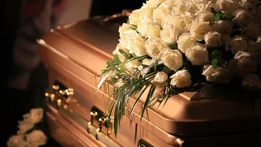 Chiar îți taie respirația! Imagine incredibilă distribuită de o firmă cu Servicii Funerare. O brunetă goală stă pe un sicriu de la Galați