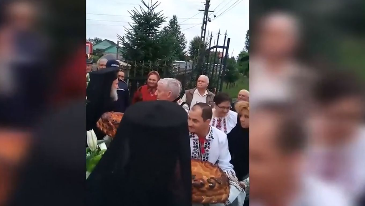 Arhiepiscopii și preoții au venit cu mașini de lux la sfințirea unei biserici din Suceava: „Am crezut că e vreo nuntă cu maneliști!”