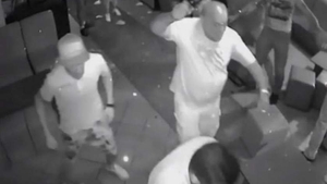 Scandal sângeros într-un club! Un tânăr a fost rupt în bătaie de patru scandalagii. Atenţie, imagini şocante!