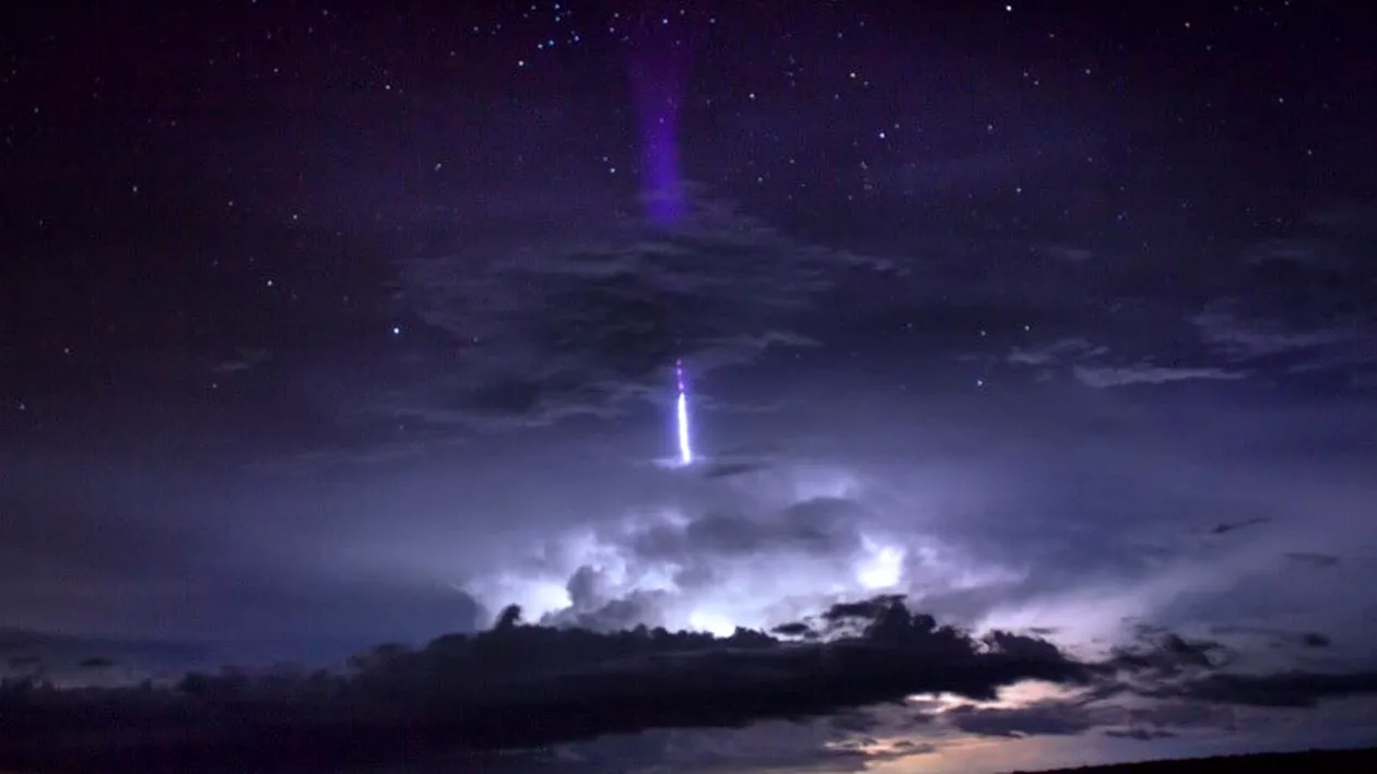 Acesta este cel mai rar tip de fulger şi a fost filmat de-un astronaut de pe-o staţie spaţială! Imaginile au devenit virale rapid 