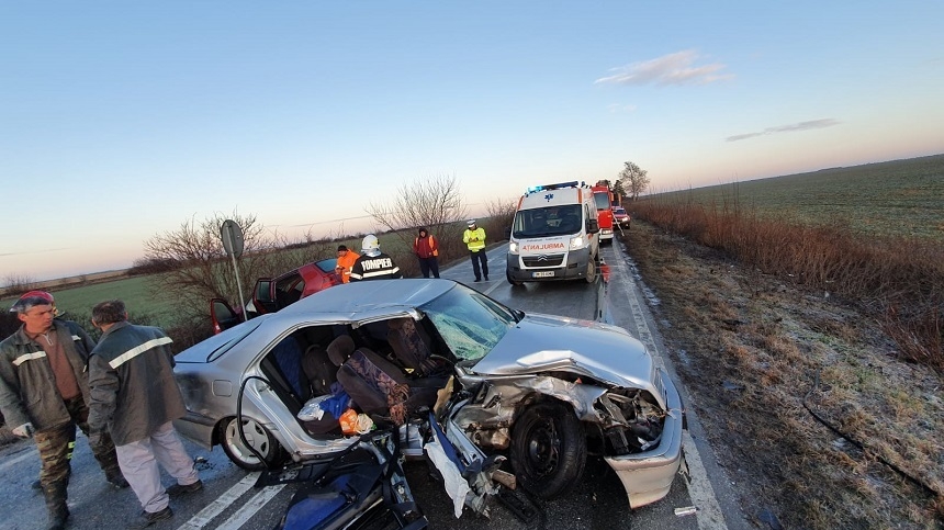 Accident grav în județul Timiș. Două persoane au murit, alte cinci au fost rănite. FOTO