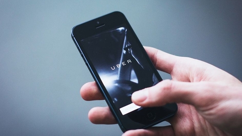 Strategia folosită de unii șoferi Uber. O femeie a povestit ce a pățit: „Tind să cred că e o nouă găinărie tipic românească pentru niște bani câștigați ușor!”