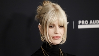 Kelly Osbourne dezvăluie de ce a început să poarte peruci după moartea tatălui său. „Nu știam că arătam așa, îmi puteai vedea fiecare os”