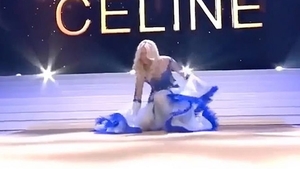 Ce jenant! Celine Van Ouytsel, Miss Belgia 2020, a căzut pe scenă și a rămas fără sutien. FOTO