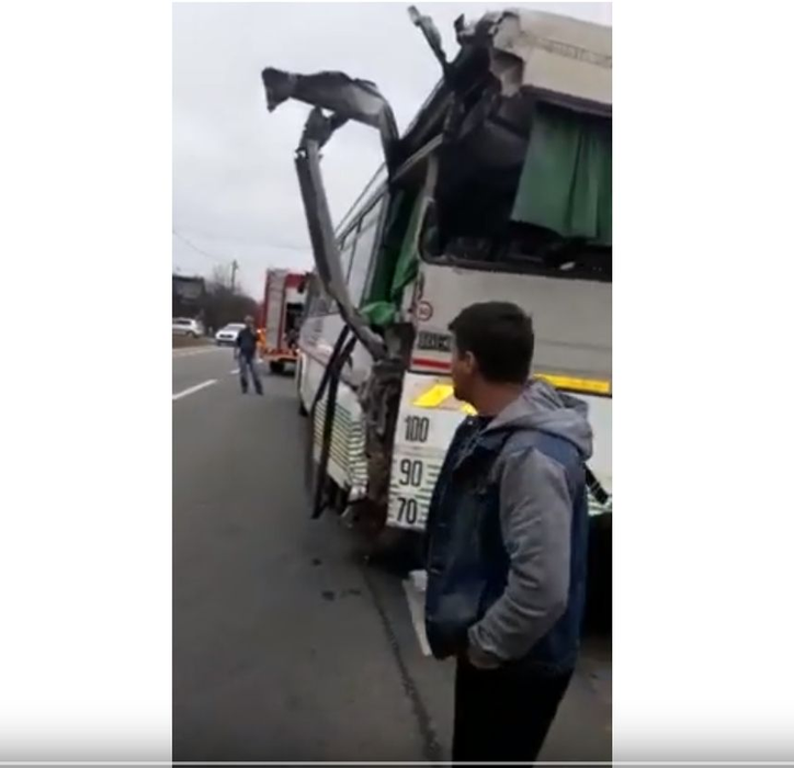 Accident violent în Gorj, după ce două autocare pline cu muncitori s-au ciocnit. Sunt mai multe victime