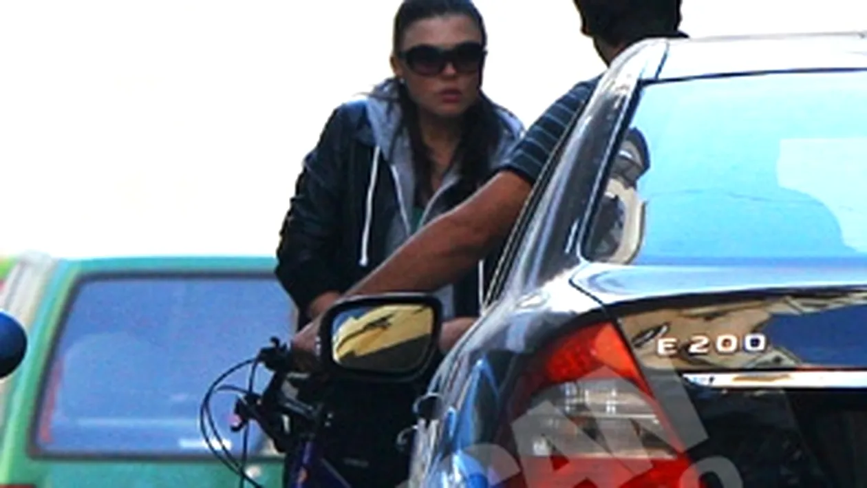 Paula Seling si sotul ei isi rezolva divergentele in strada. S-au certat in fata casei