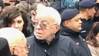 Alexandru Arşinel face totul pentru Stela Popescu! Deşi s-a spus că nu va veni la înmormântare, actorul nu a putut sta acasă. Imagini sfâşietoare! Nu s-a dezlipit nicio clipă de sicriul marii actriţe şi...