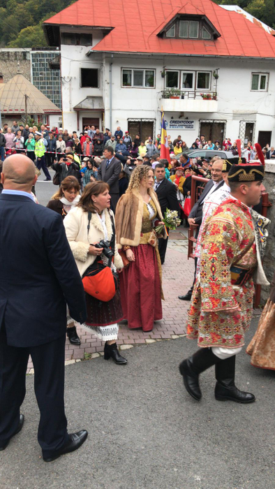 Mai multe persoane îmbrăcate în costume populare au ajuns la Biserica unde urmează să aibă loc cununia religioasă a fostului principe Nicolae
