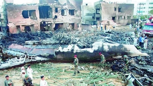 Un avion s-a prabusit peste case